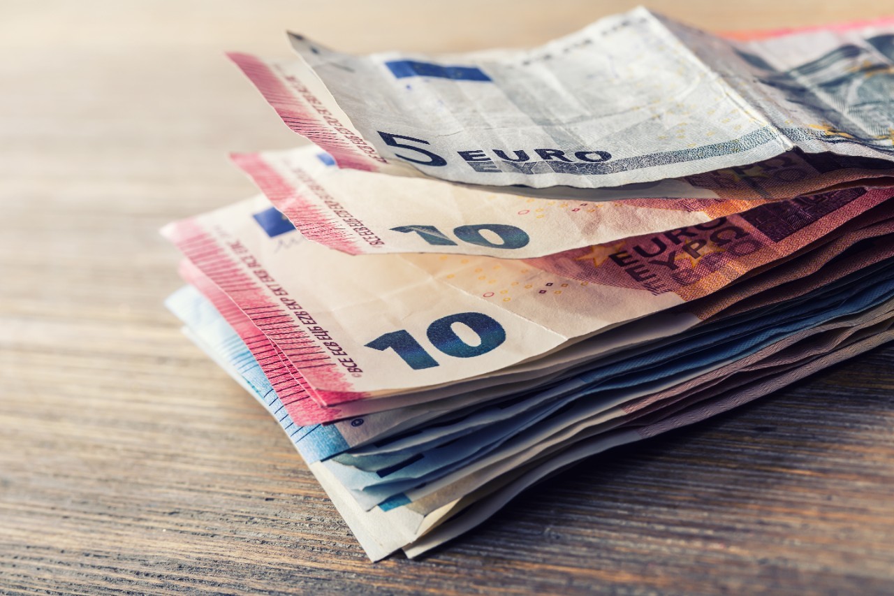 Cum să transferi ușor și ieftin bani în România