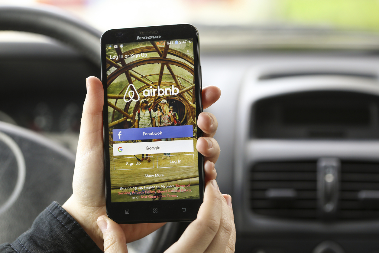Airbnb, schimbă legea. Proprietarii de case ar putea primi acțiuni în cadrul companiei