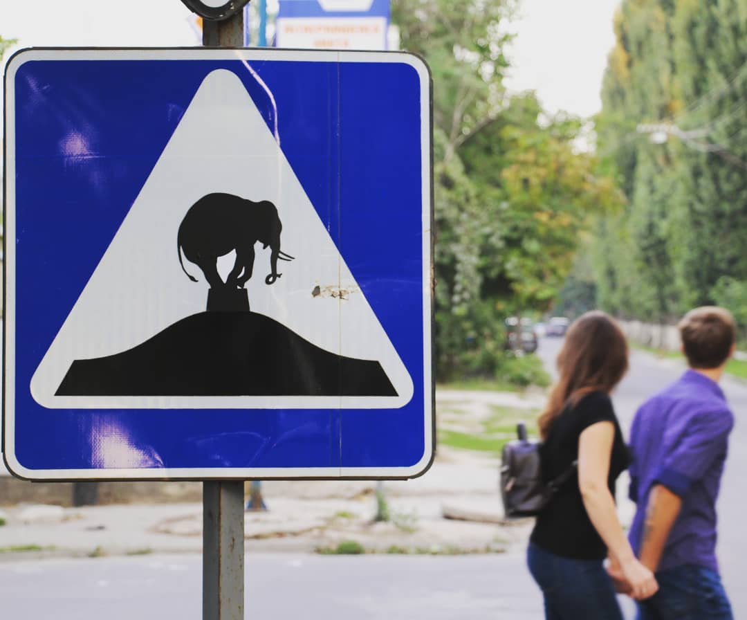„Vandalizare artistică” a indicatoarelor rutiere din Chișinău